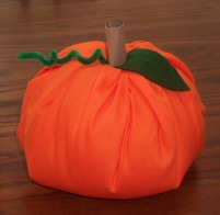 make a pumpkin using a toilet tissue roll, polyeste fiberfil and fabric
